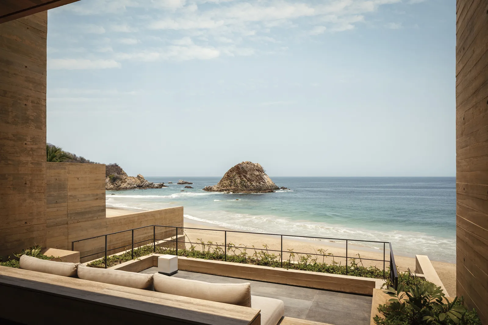 La terrazza ribassata della Premium Beachfront Room davanti al mare