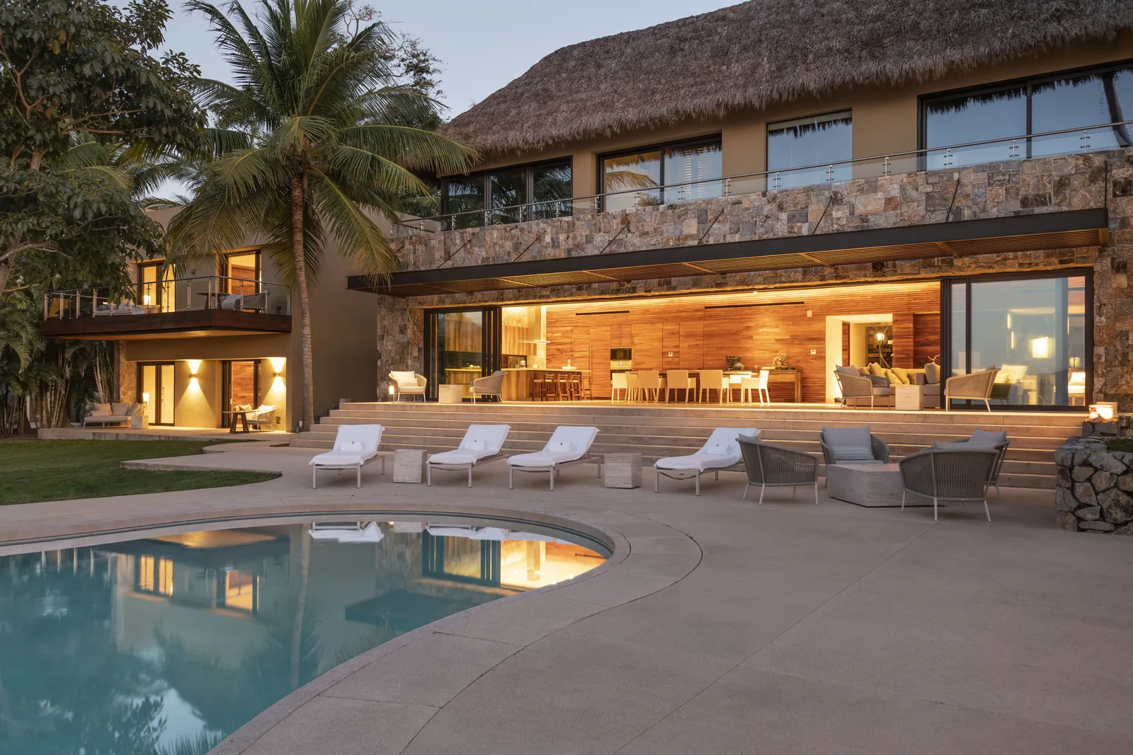 La Six-Bedroom Beach House di pietra e legno, con piscina e lettini