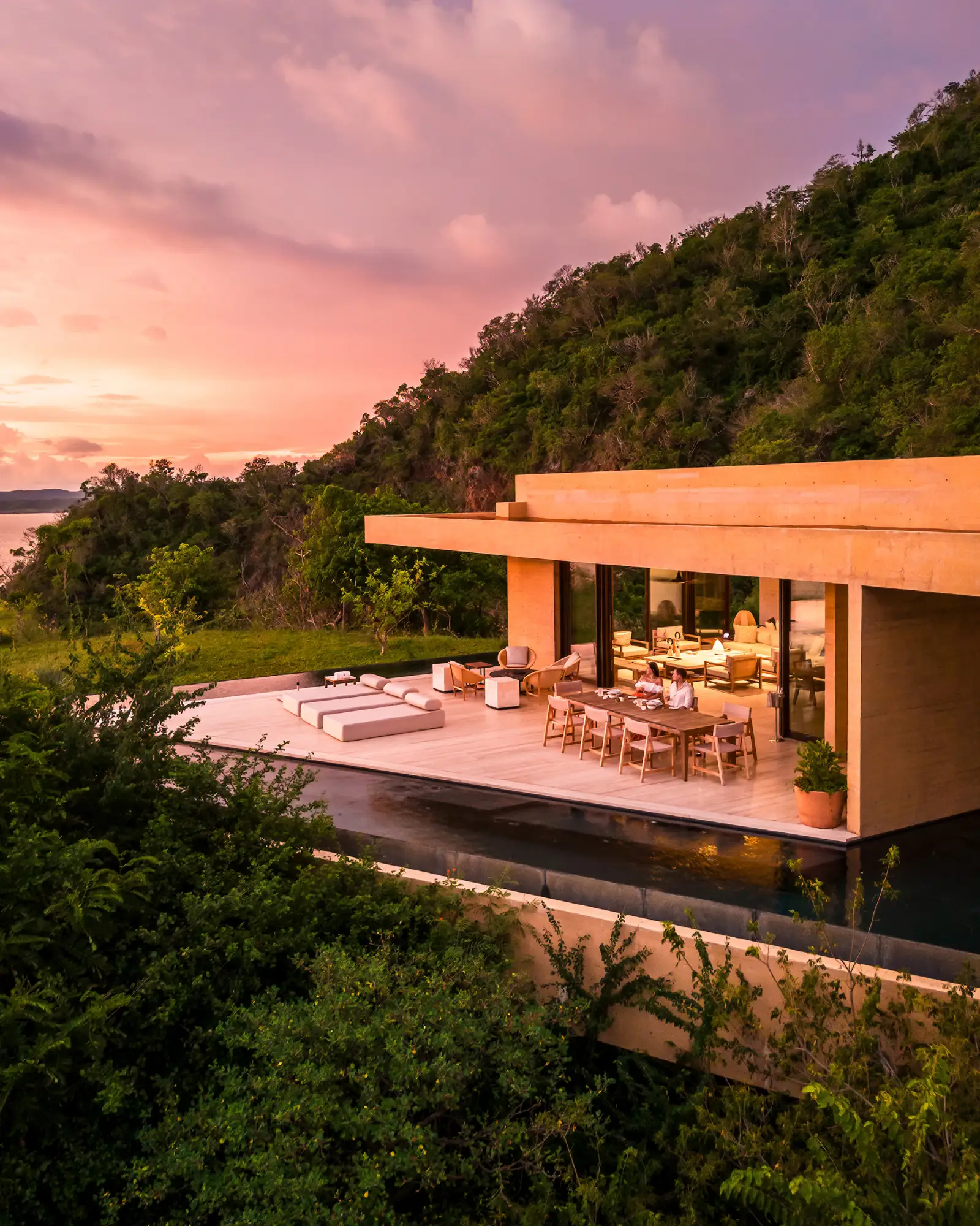 Tamarindo Villa al tramonto, con la piscina a sfioro davanti al soggiorno