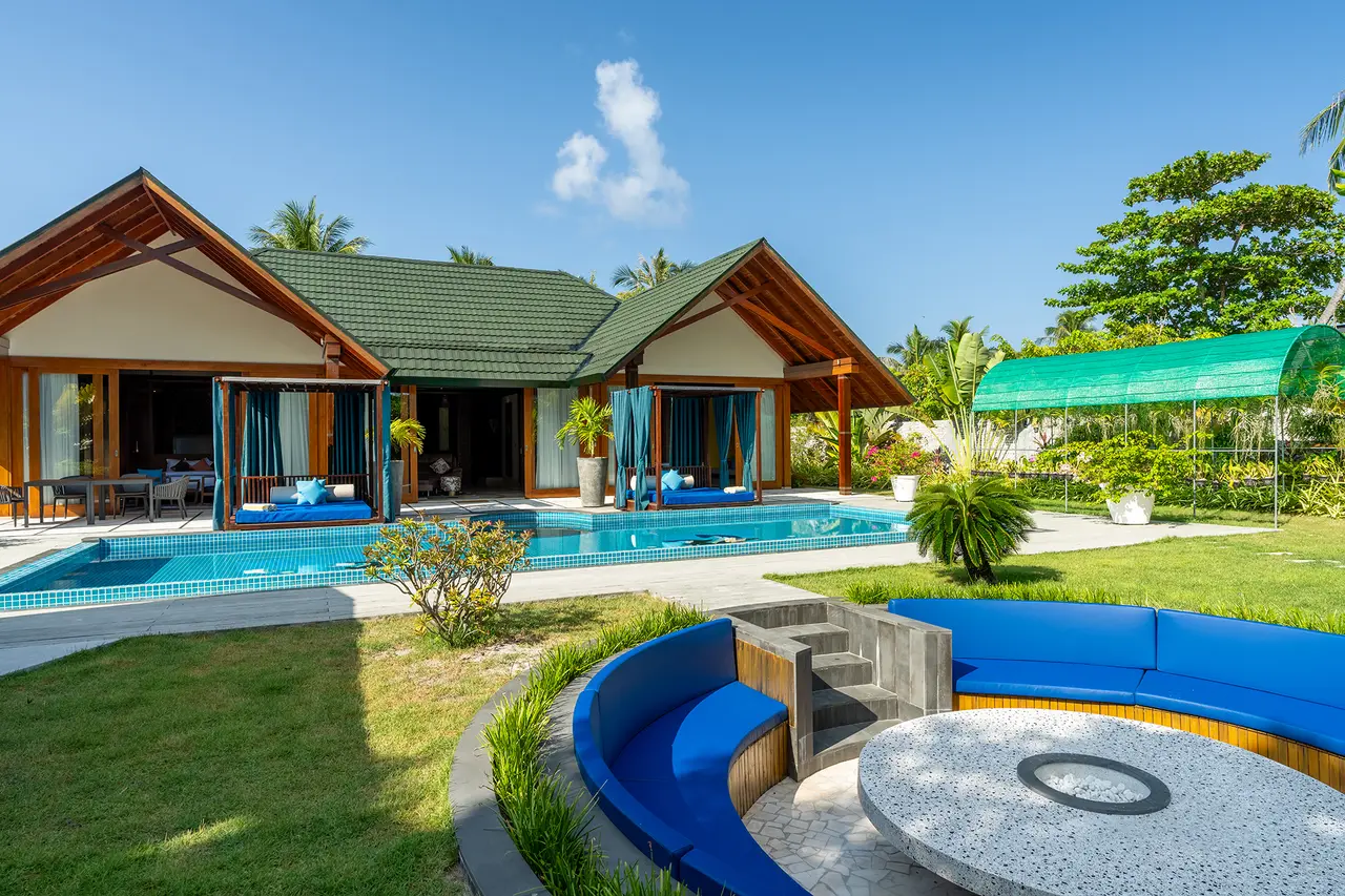 The Velaa Residence garden, its pool and the sunken seating set into the lawn