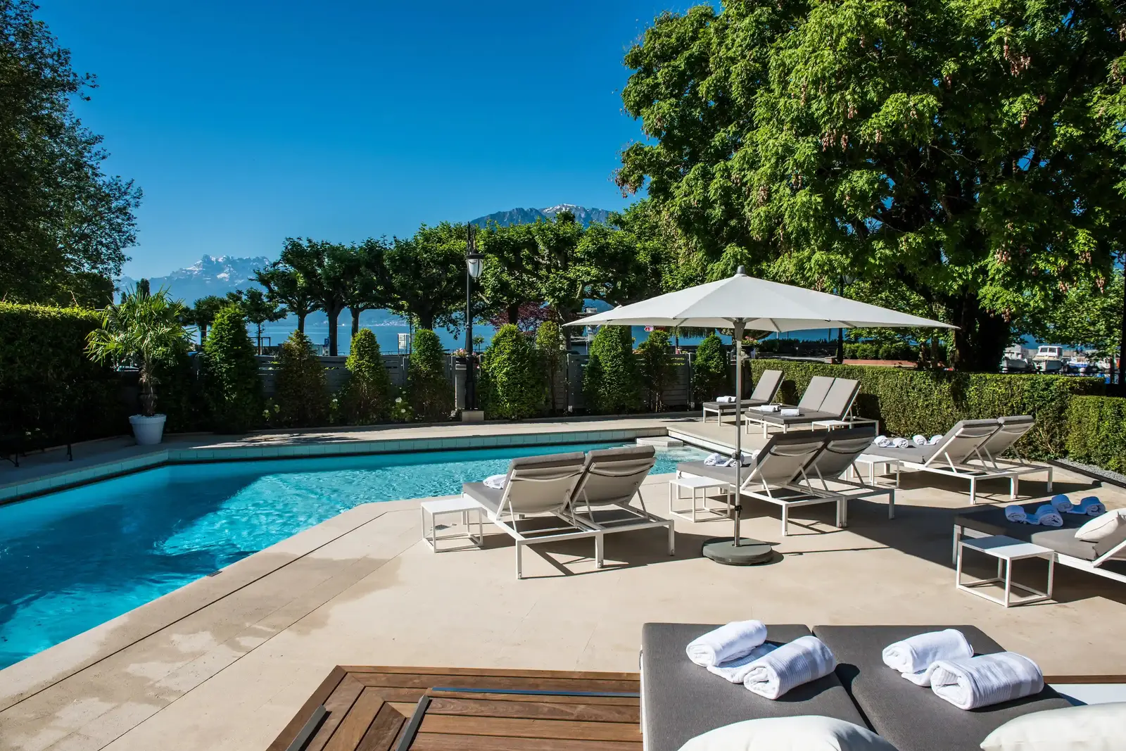 La piscina all’aperto fra i lettini