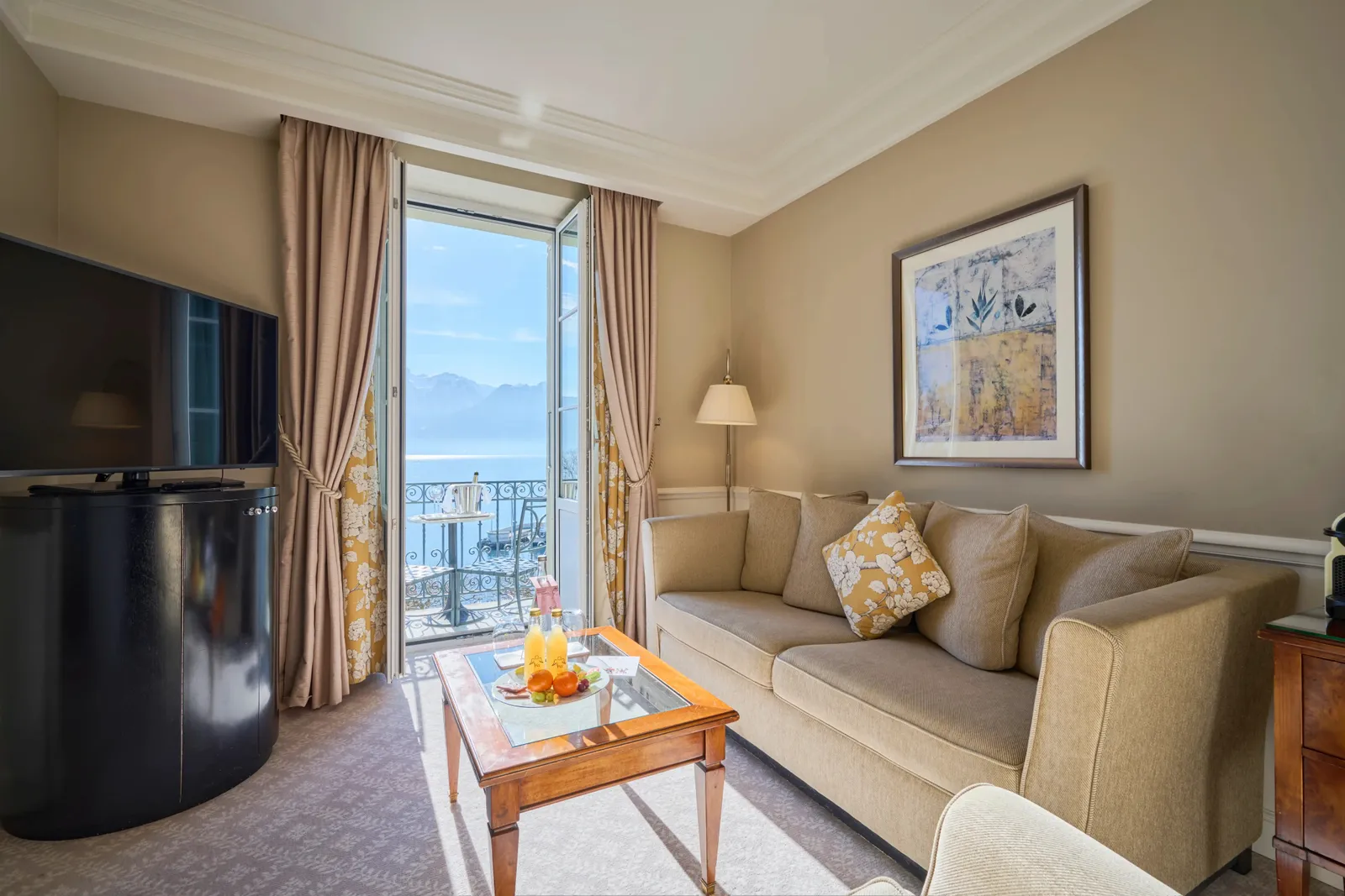 Il salotto della Duplex Family Suite con la finestra sul lago