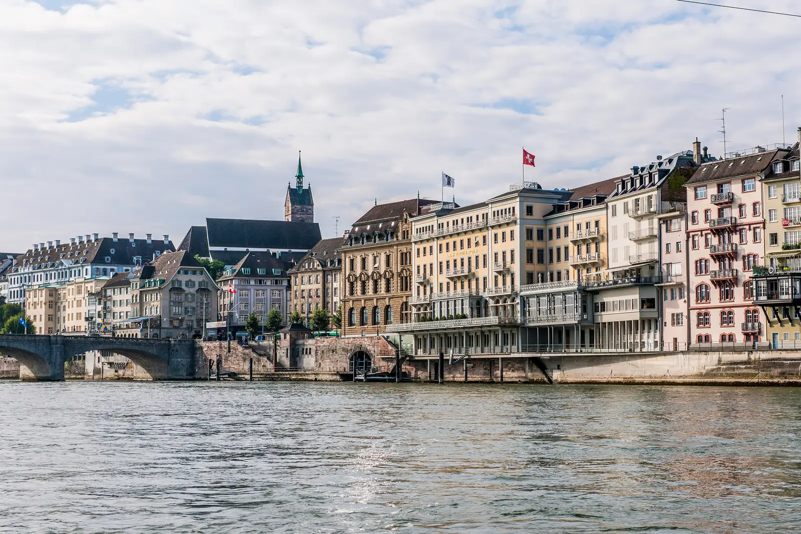 Il Grand Hotel Les Trois Rois fra le facciate della città vecchia, sulla riva del Reno