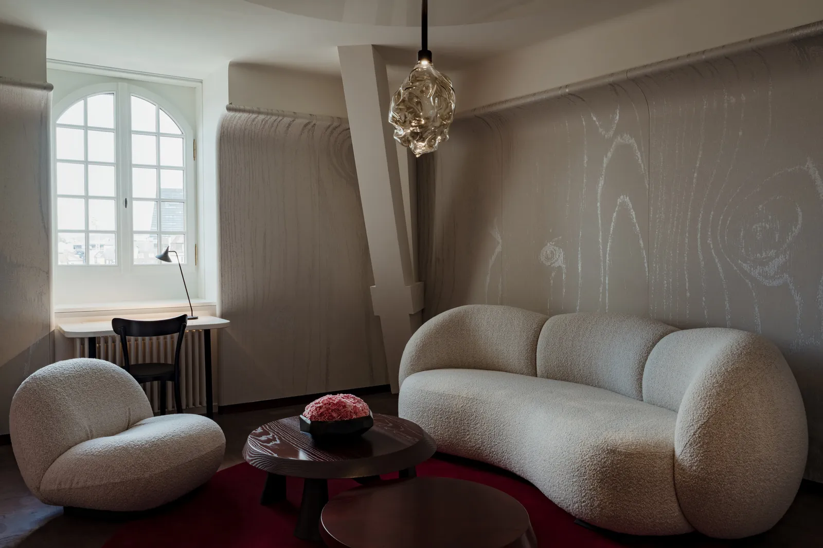 The white sofa of the City Junior Suite Blumenrain 2