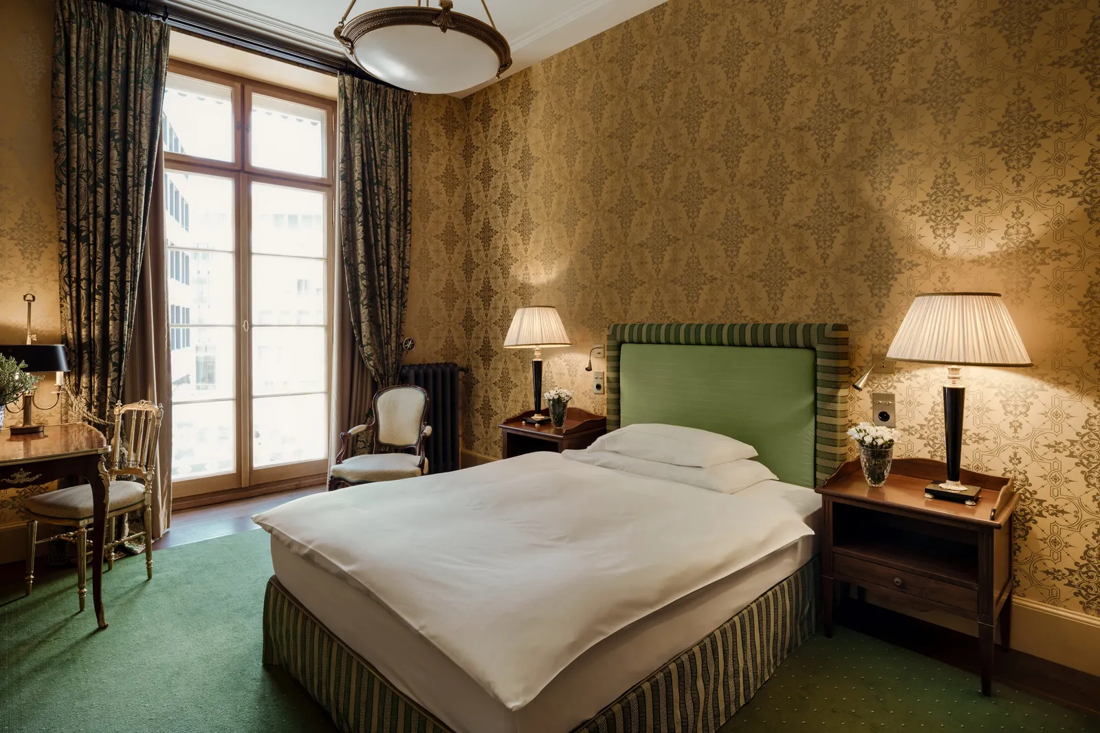 The green-headboard bed of the City Queen Room