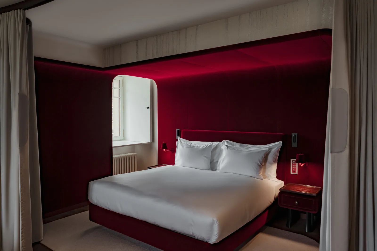 The red alcove of the River Junior Suite Blumenrain 2 beside the window
