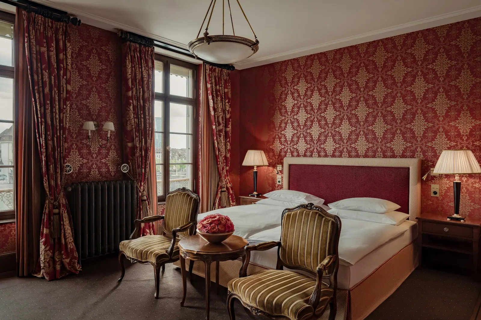 The River King Room with twin beds by the window