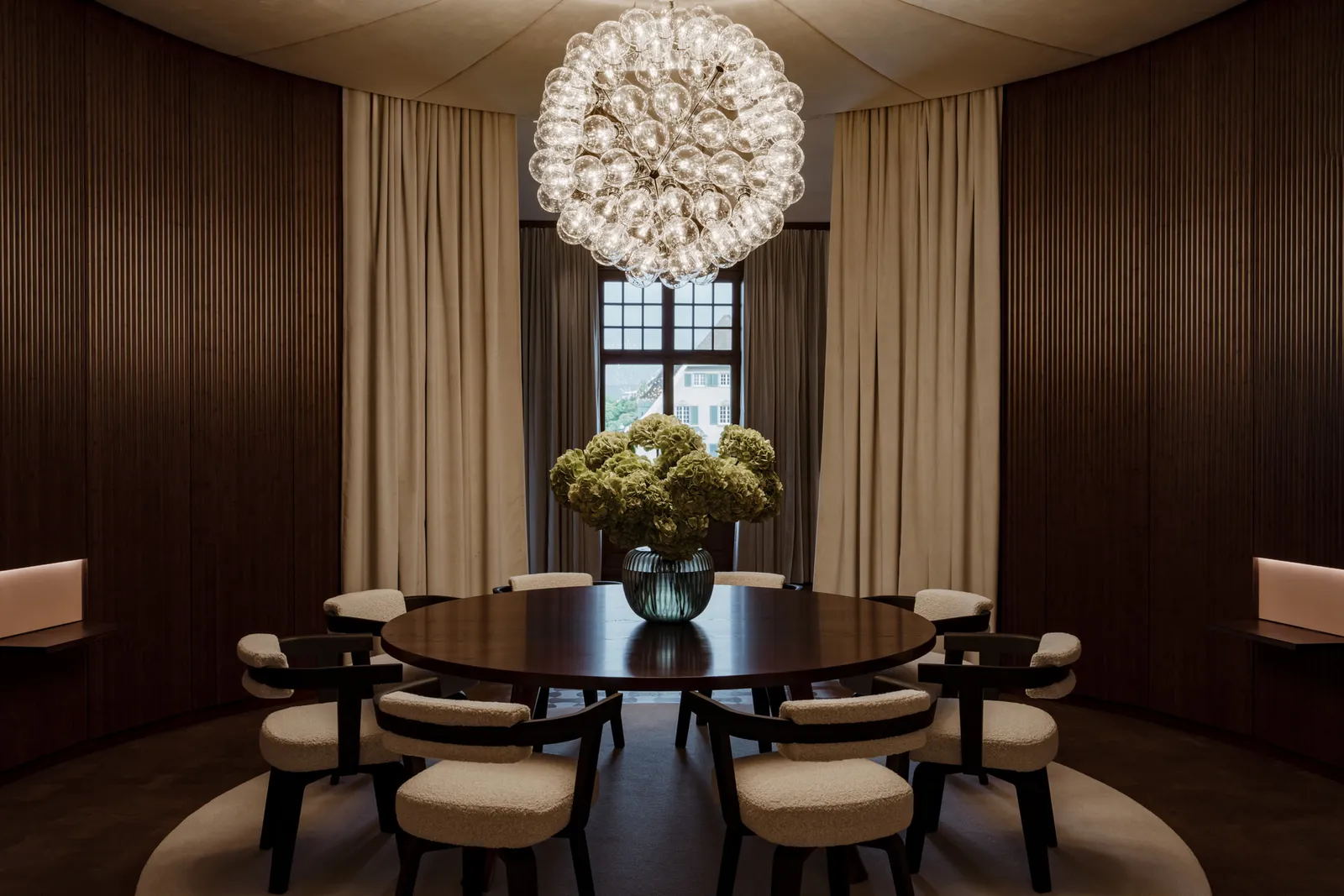 The round dining room of the Suite des Rois