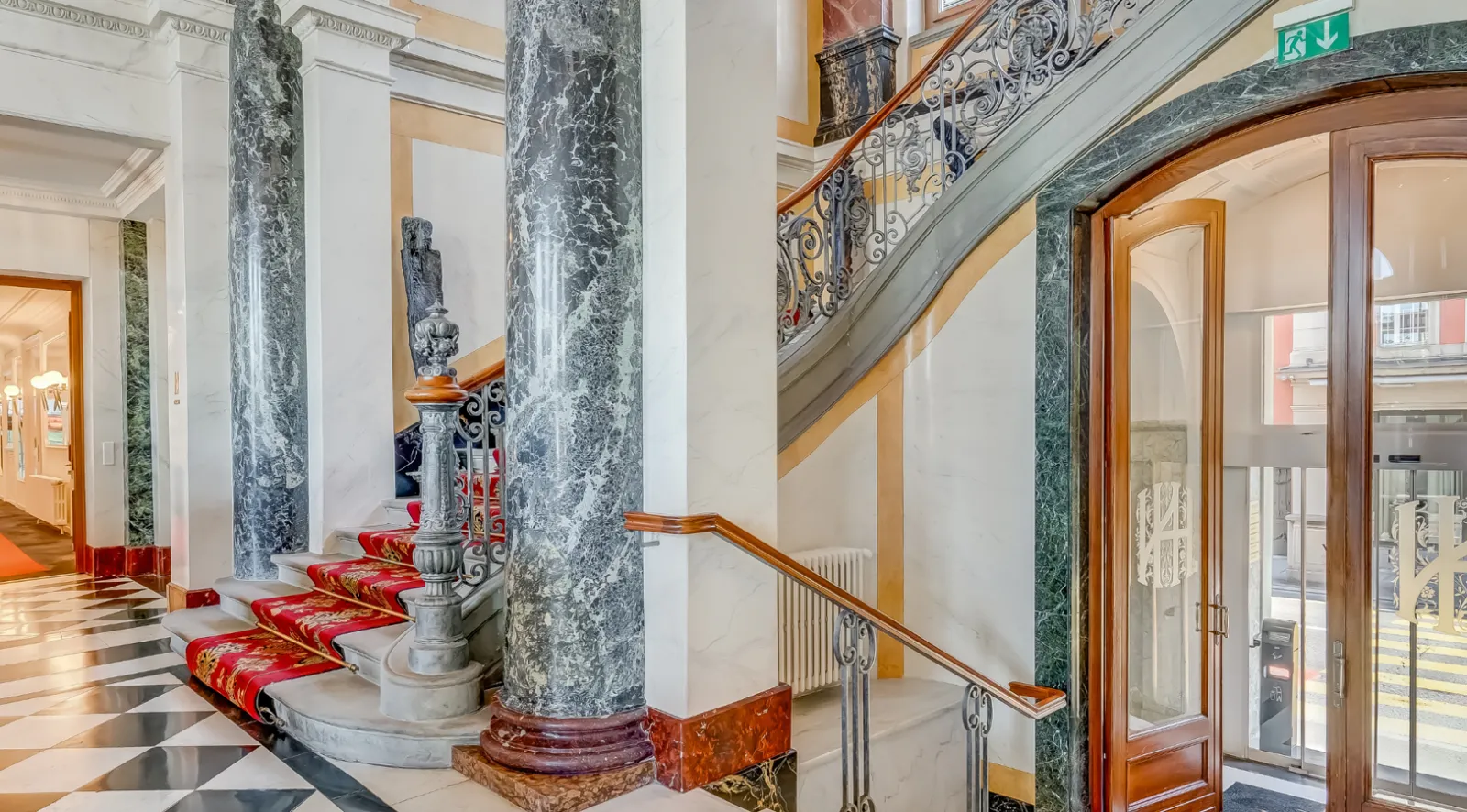 La scala di marmo del Grand Hotel National