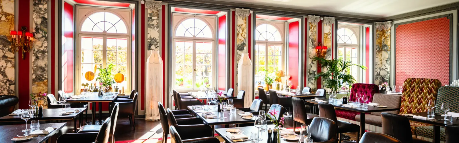 La sala di Sharing Brasserie Juliette con le finestre ad arco
