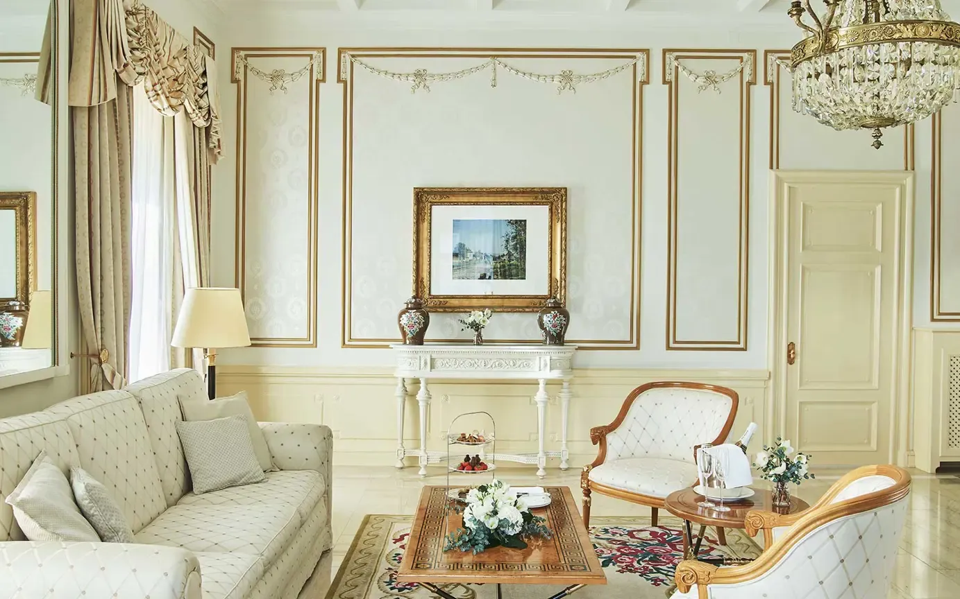 Il salotto della Ritz Suite con il divano e le poltrone