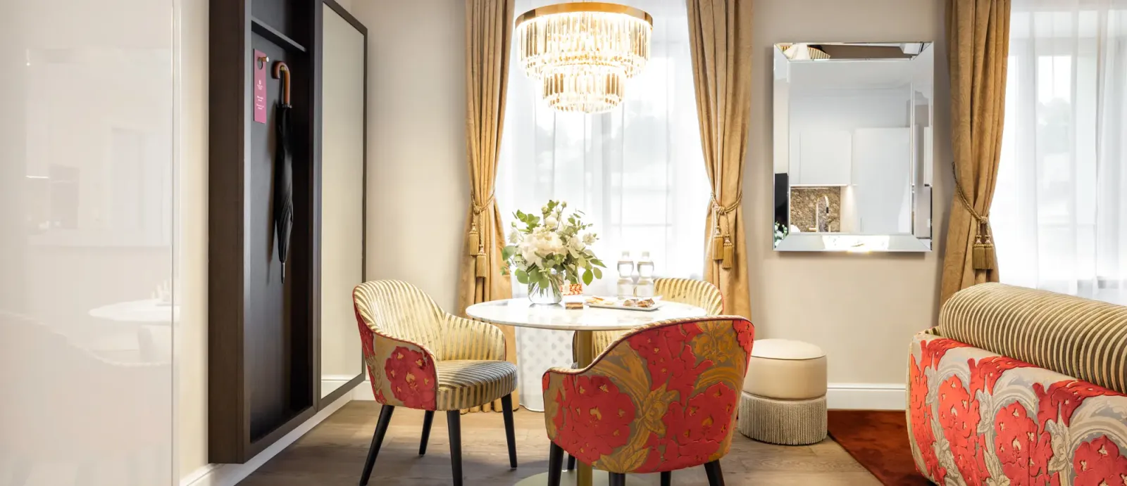 Il tavolo e il divano del Design Apartment Two Bedrooms