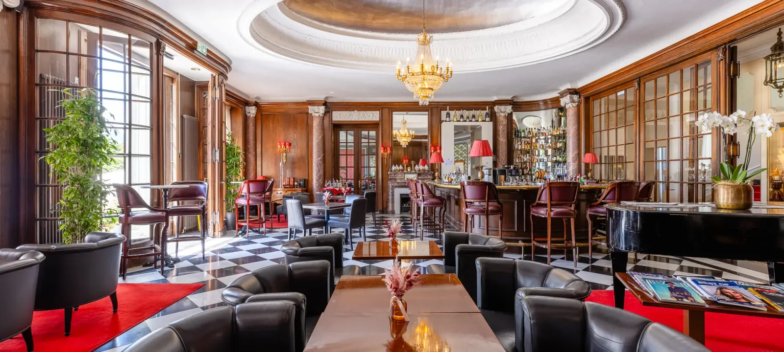 Le poltrone del National Bar davanti al bancone
