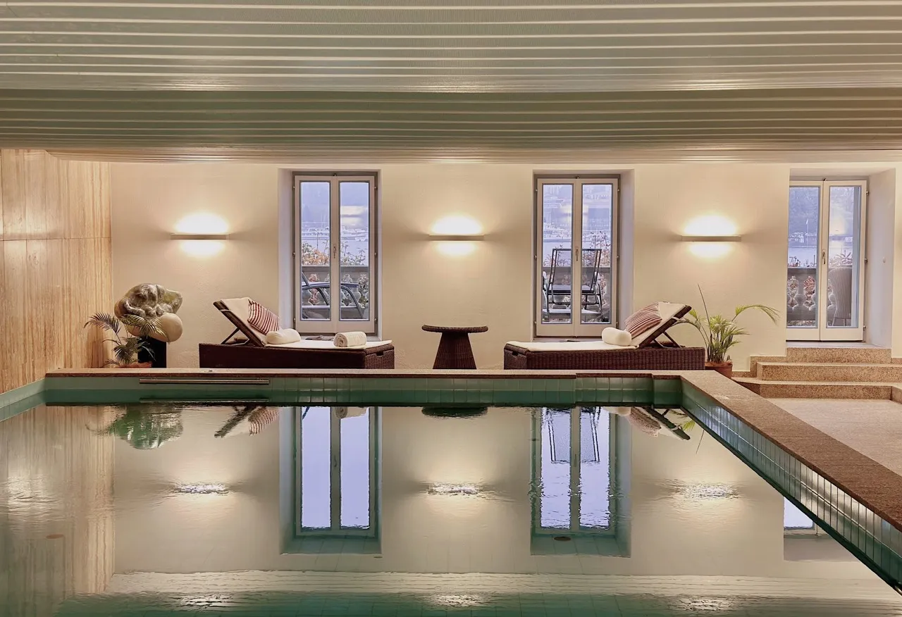 La piscina interna del National fra le finestre