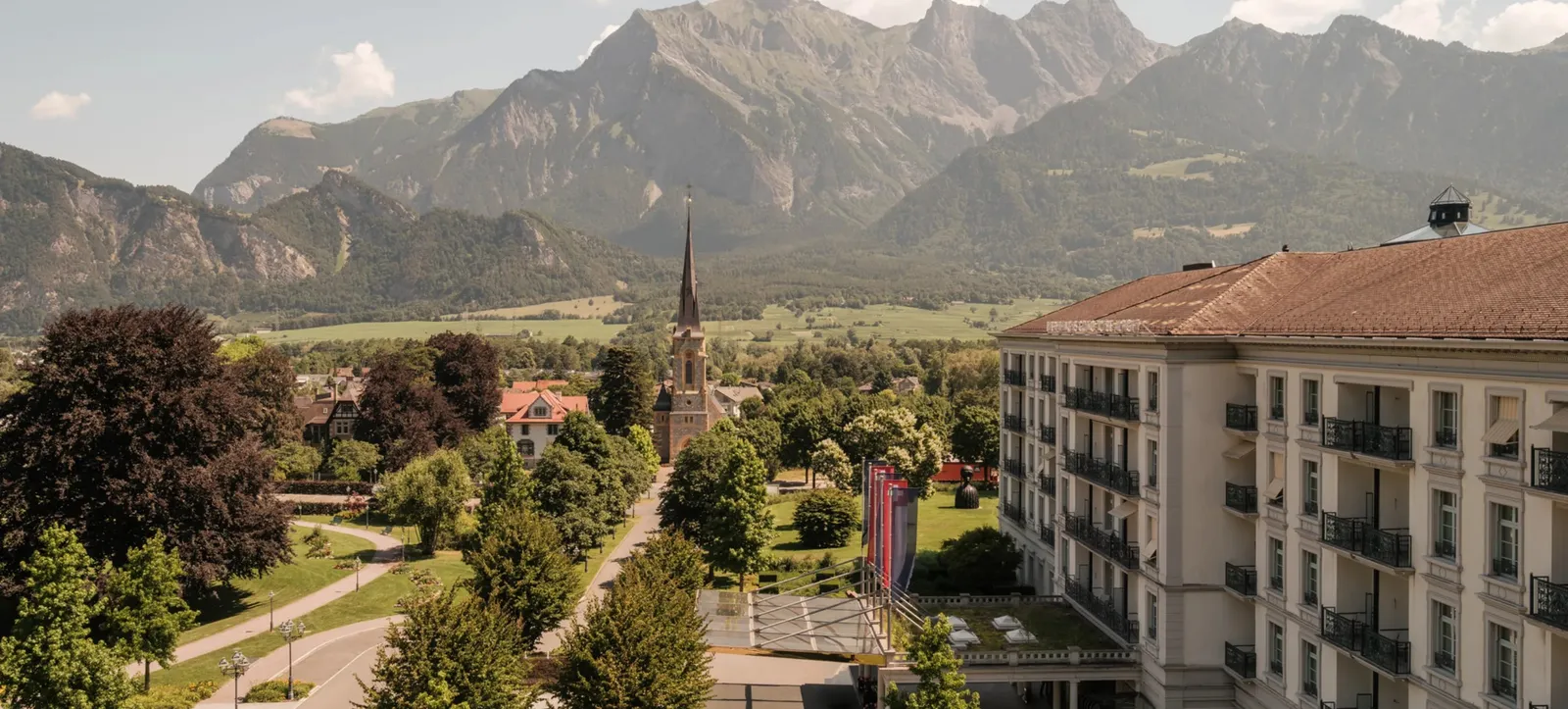 Il Grand Hotel Quellenhof con il campanile e le montagne