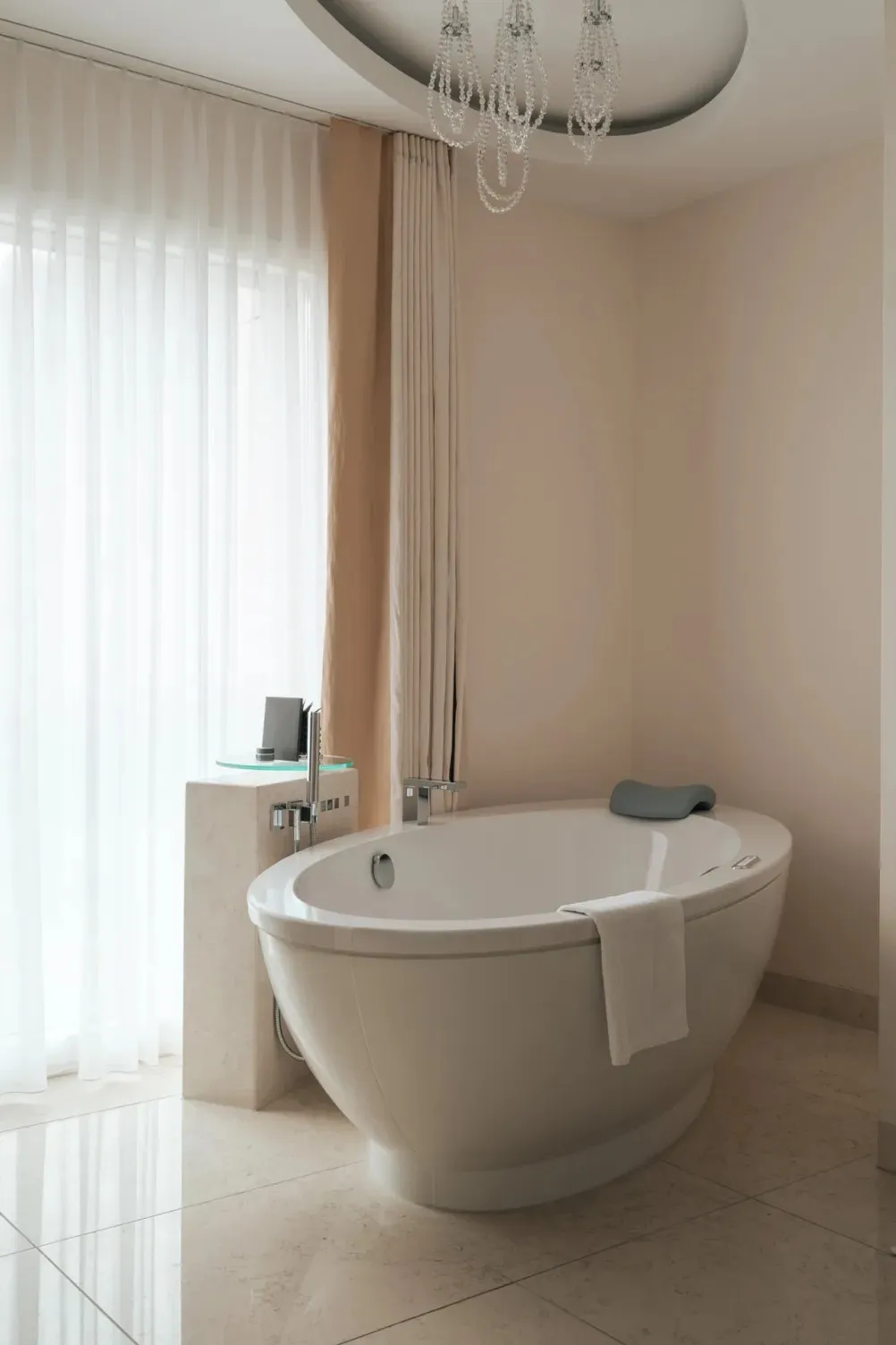 La vasca libera della Spa Suite nella Tower