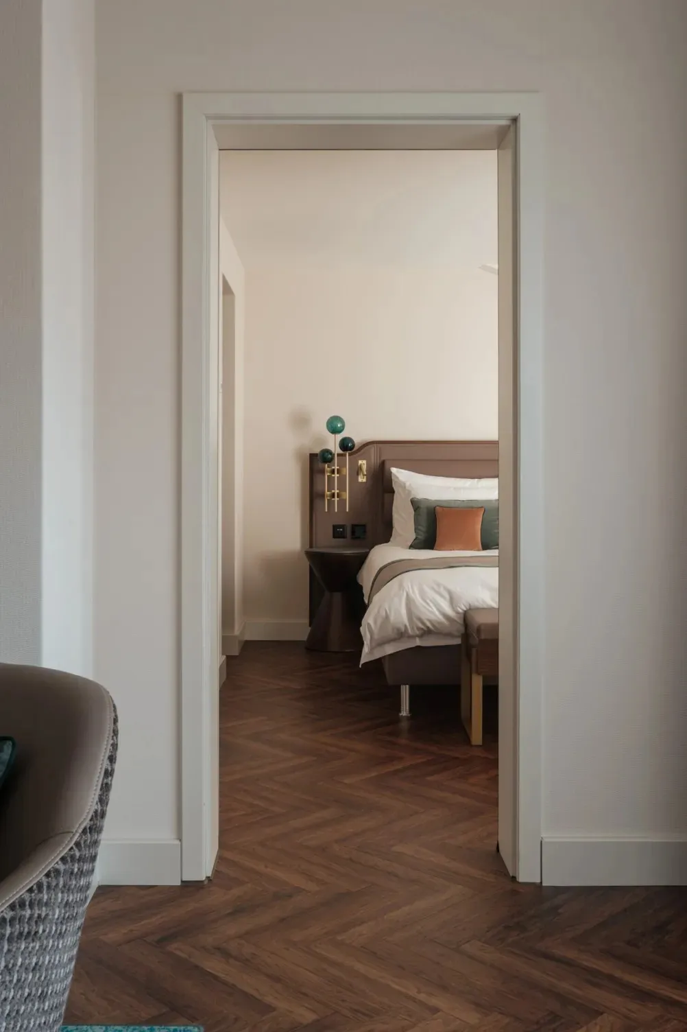 Dal soggiorno a una camera della Two-Bedroom Suite