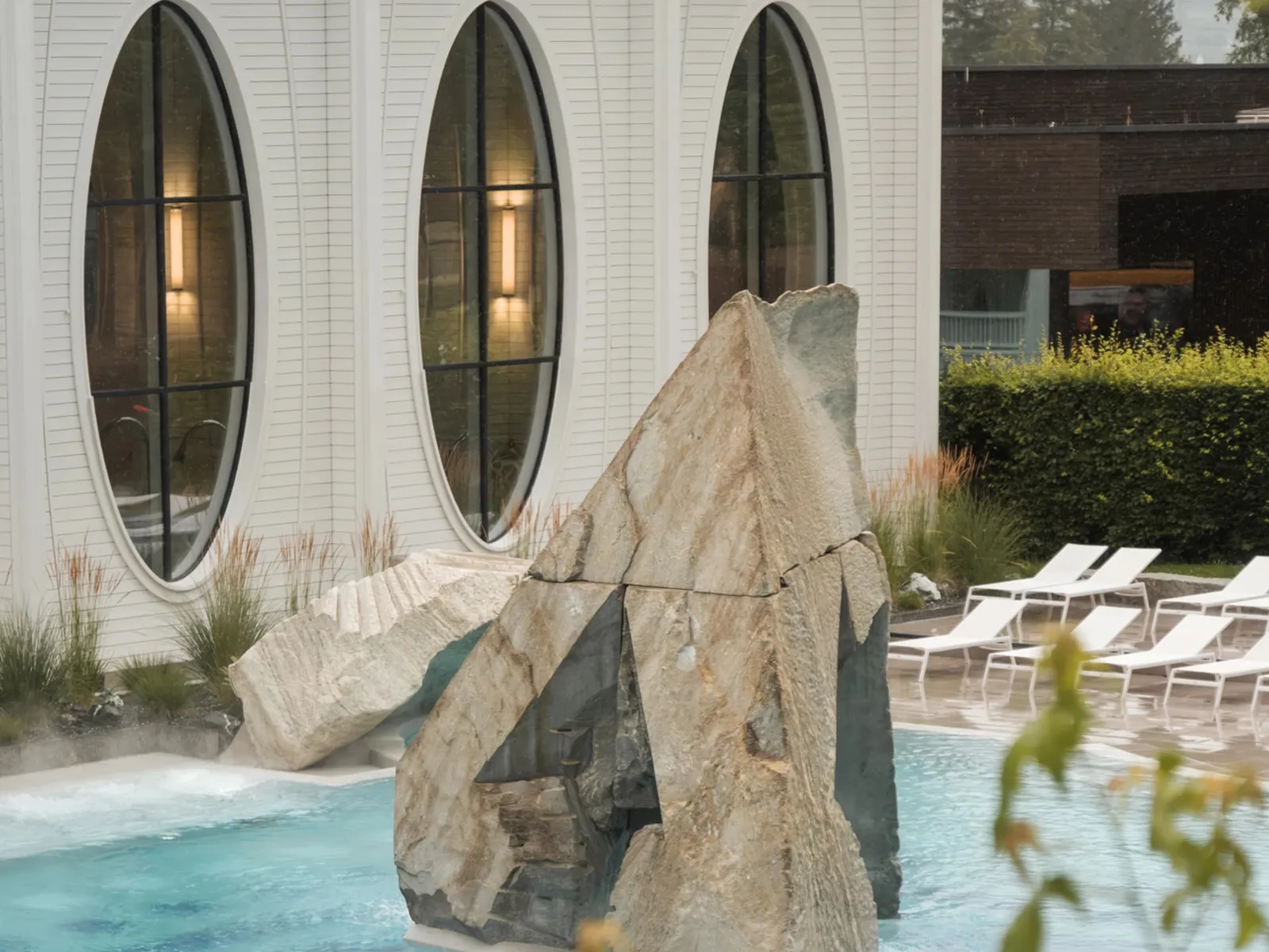 Una vasca esterna della Tamina Therme fra le rocce