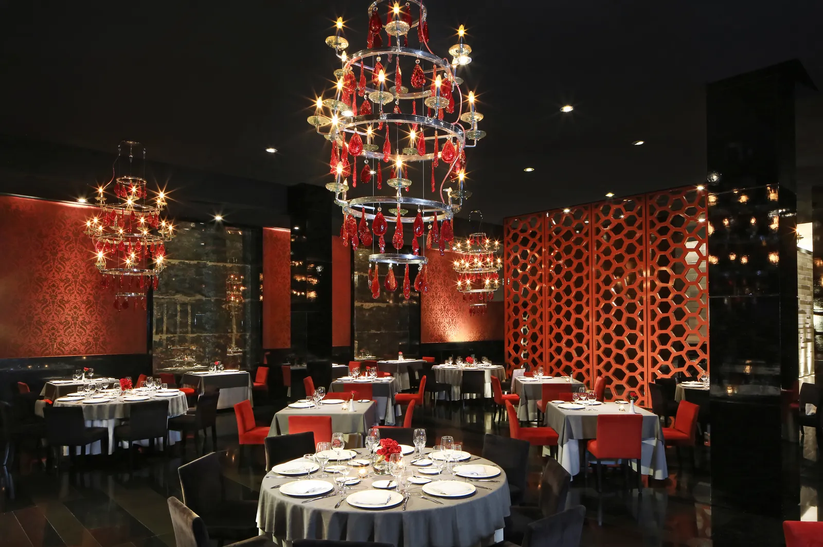 Sala di Piaf con pannelli rossi e lampadari di cristallo