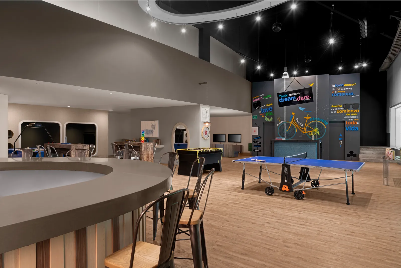 Banco, tavoli da gioco e grande schermo nel Teens’ Club