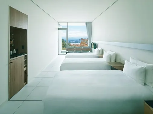 3 single beds in a row, the window onto the lake