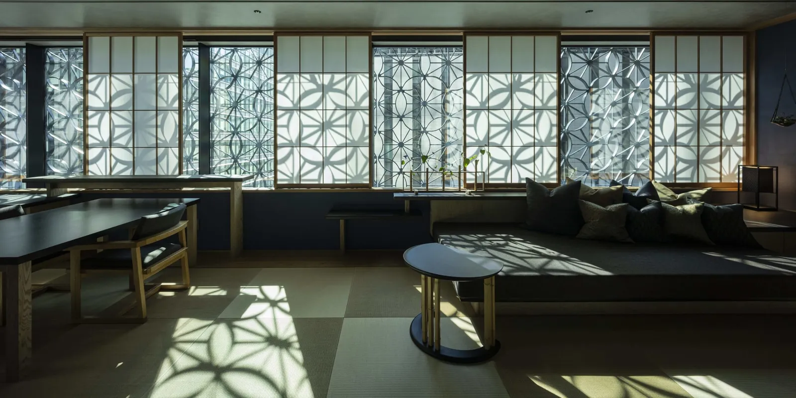 Kiku, the corner room: the tatami, low sofas under the windows and light through the facade lattice.