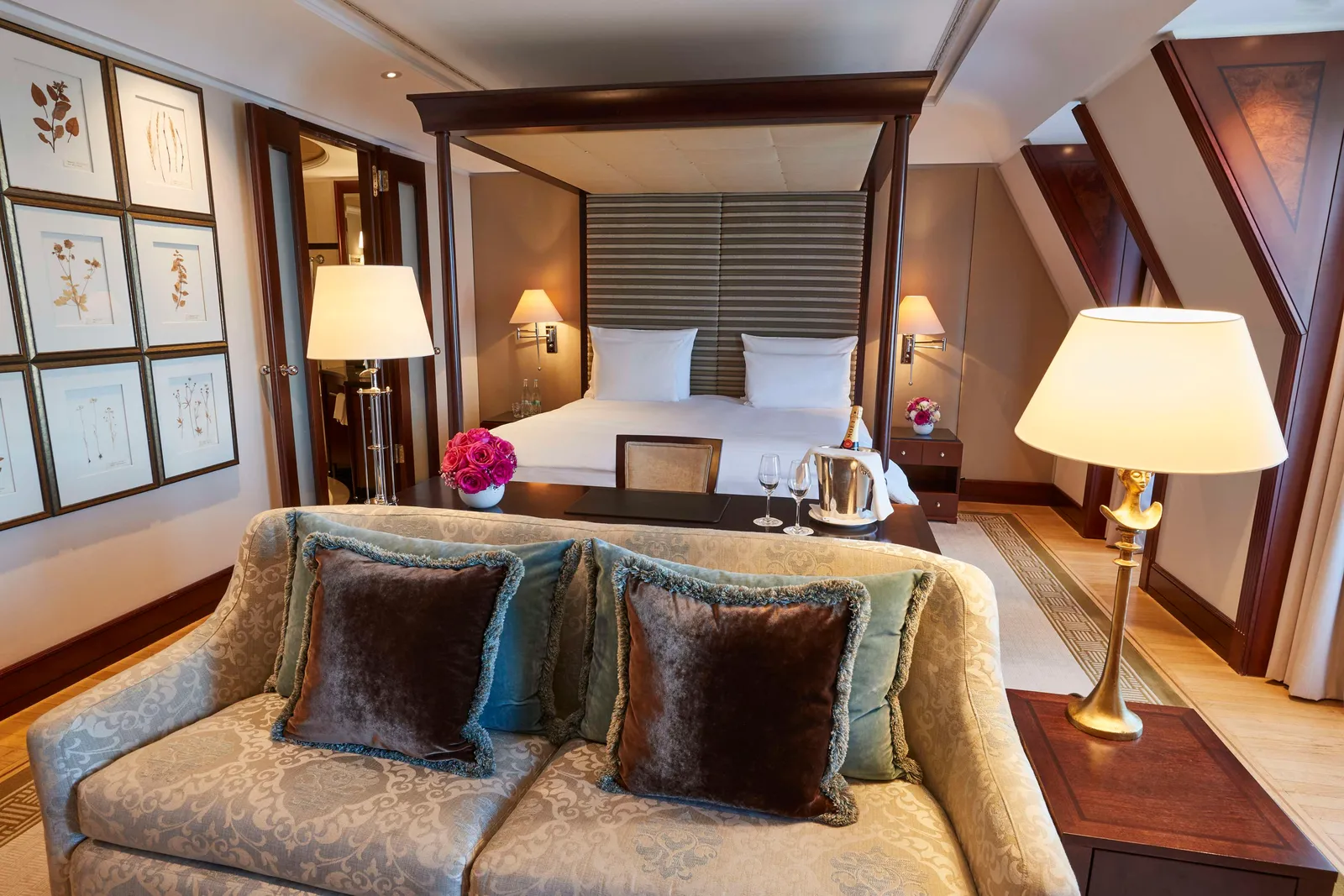 Junior Suite Brandenburg Gate with a sofa facing away from the bed and a screen dividing the areas.