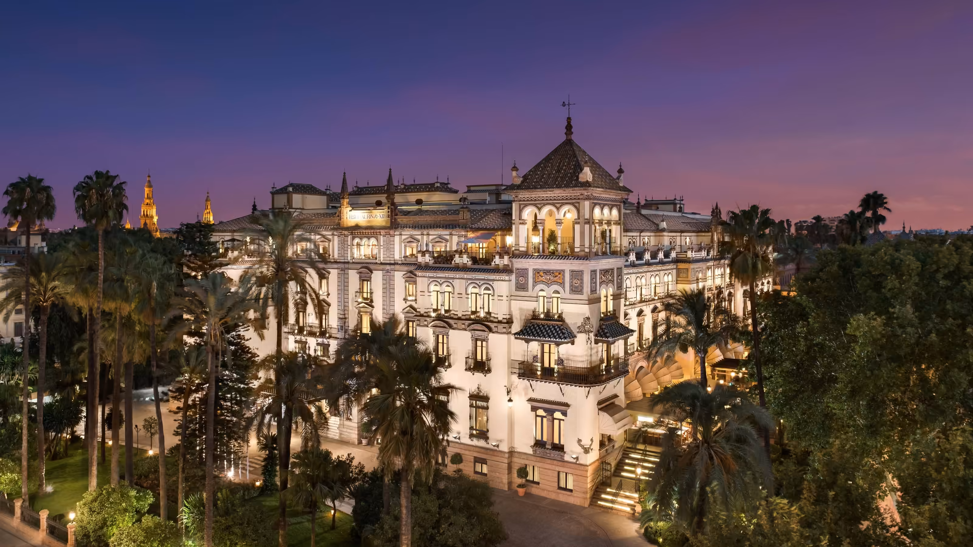 La facciata dell’Hotel Alfonso XIII a Siviglia