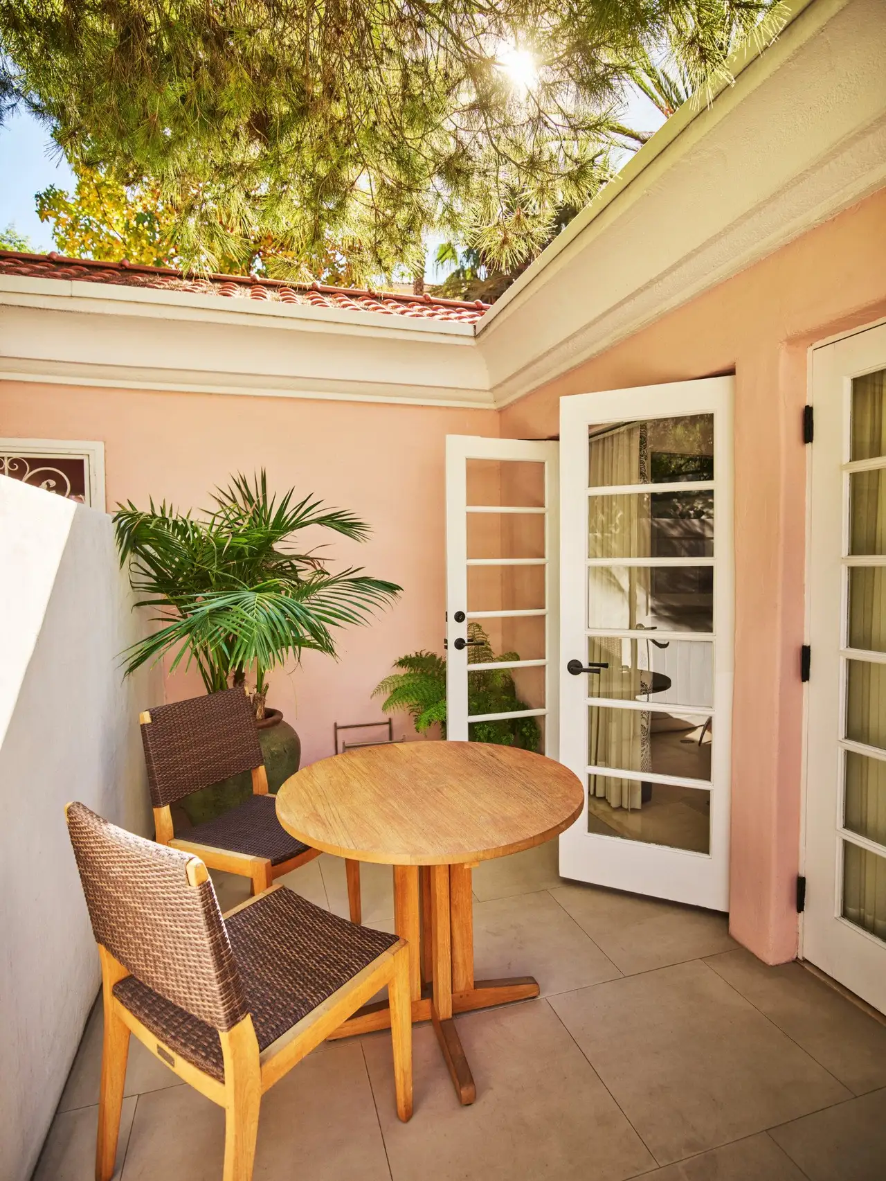 The Grand Deluxe King with Patio and Fireplace at Hotel Bel-Air, as the official site shows it