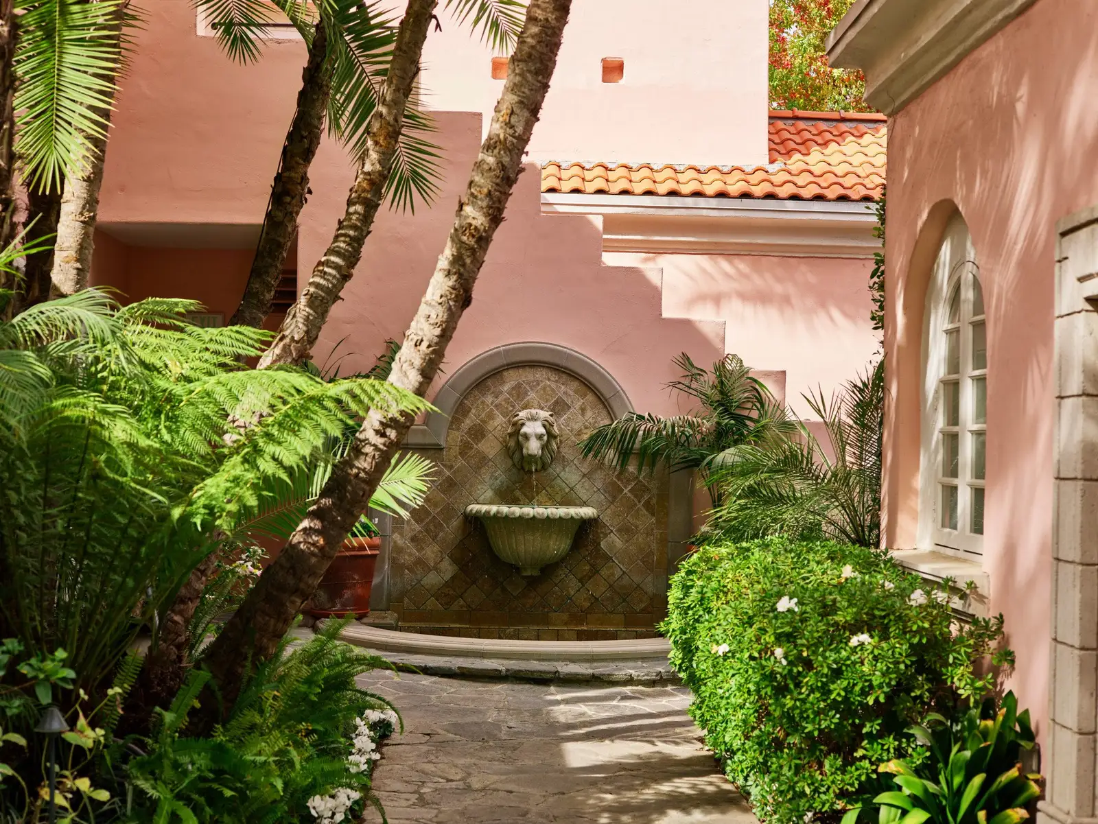 The fountain on the path to the Superior rooms, among the plants