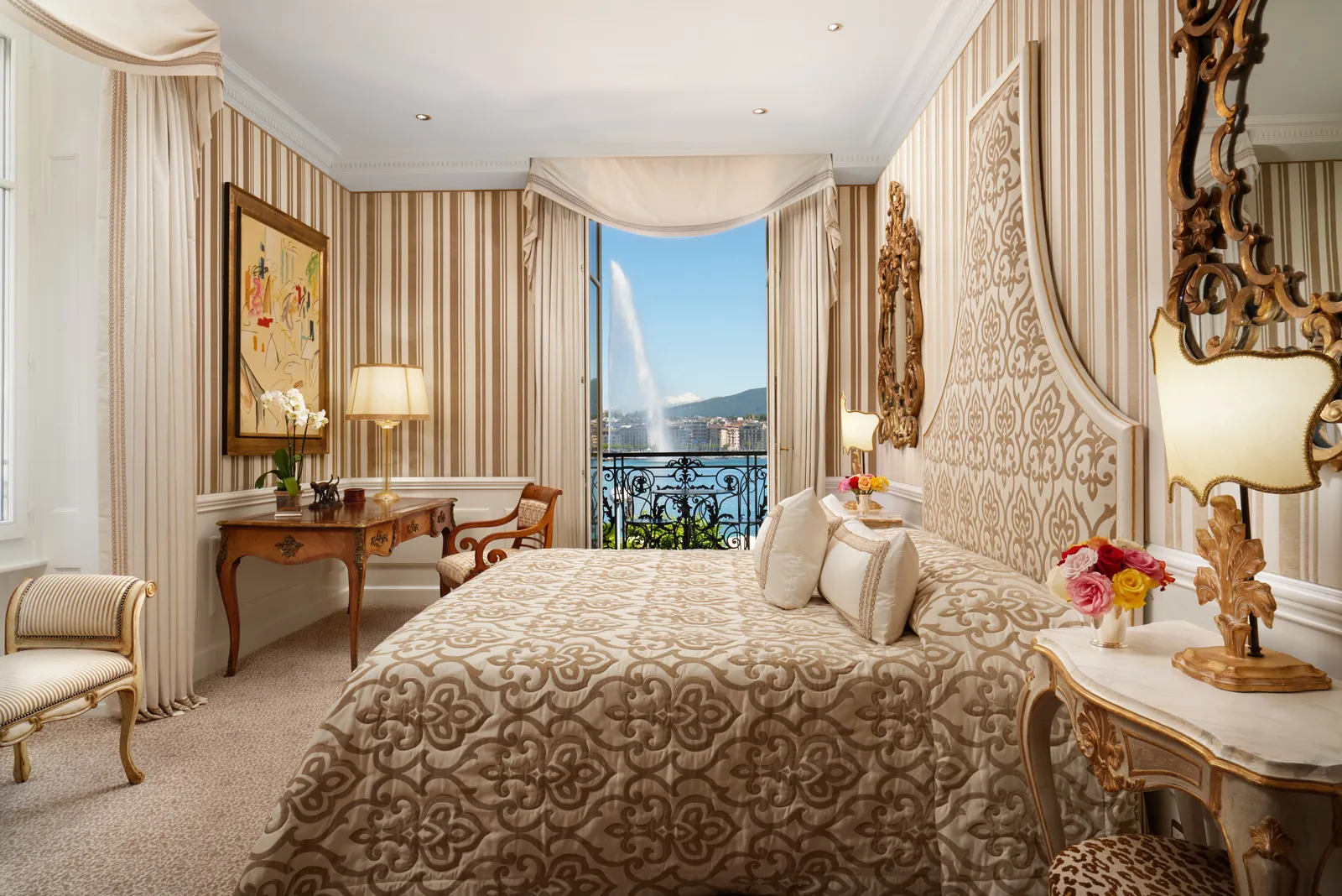 La camera della Bellevue Suite, con il Jet d’Eau oltre la porta del balcone