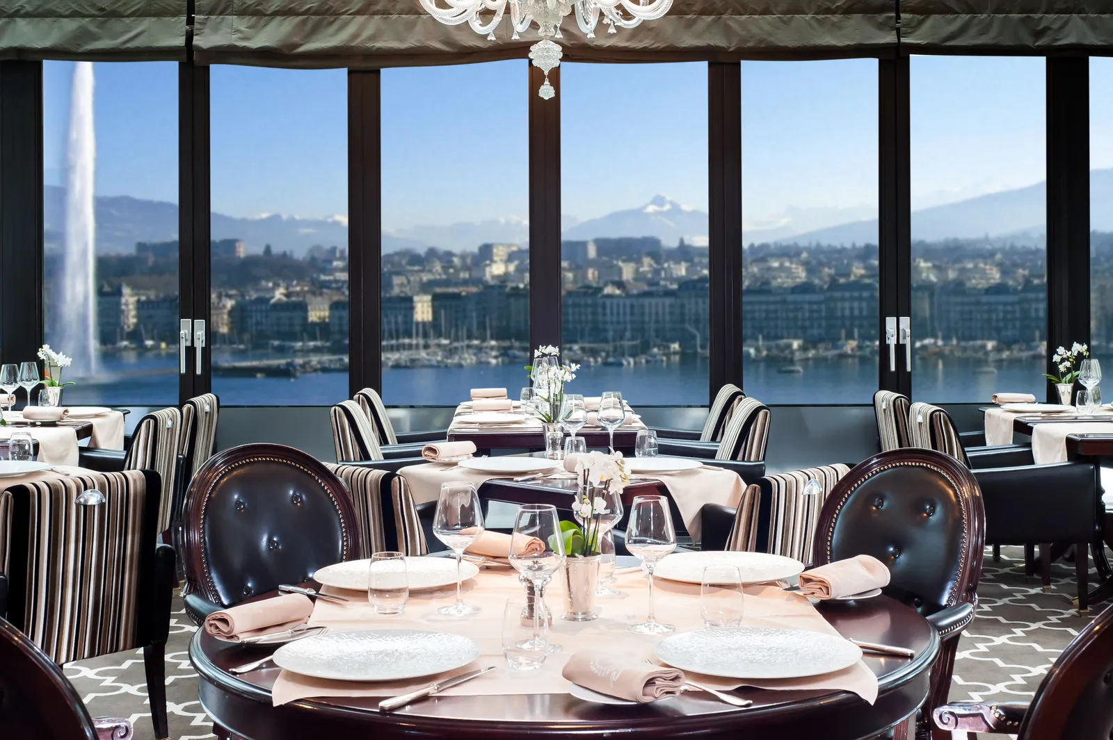 A table at Le 17 by the windows, with the Jet d’Eau and the lake