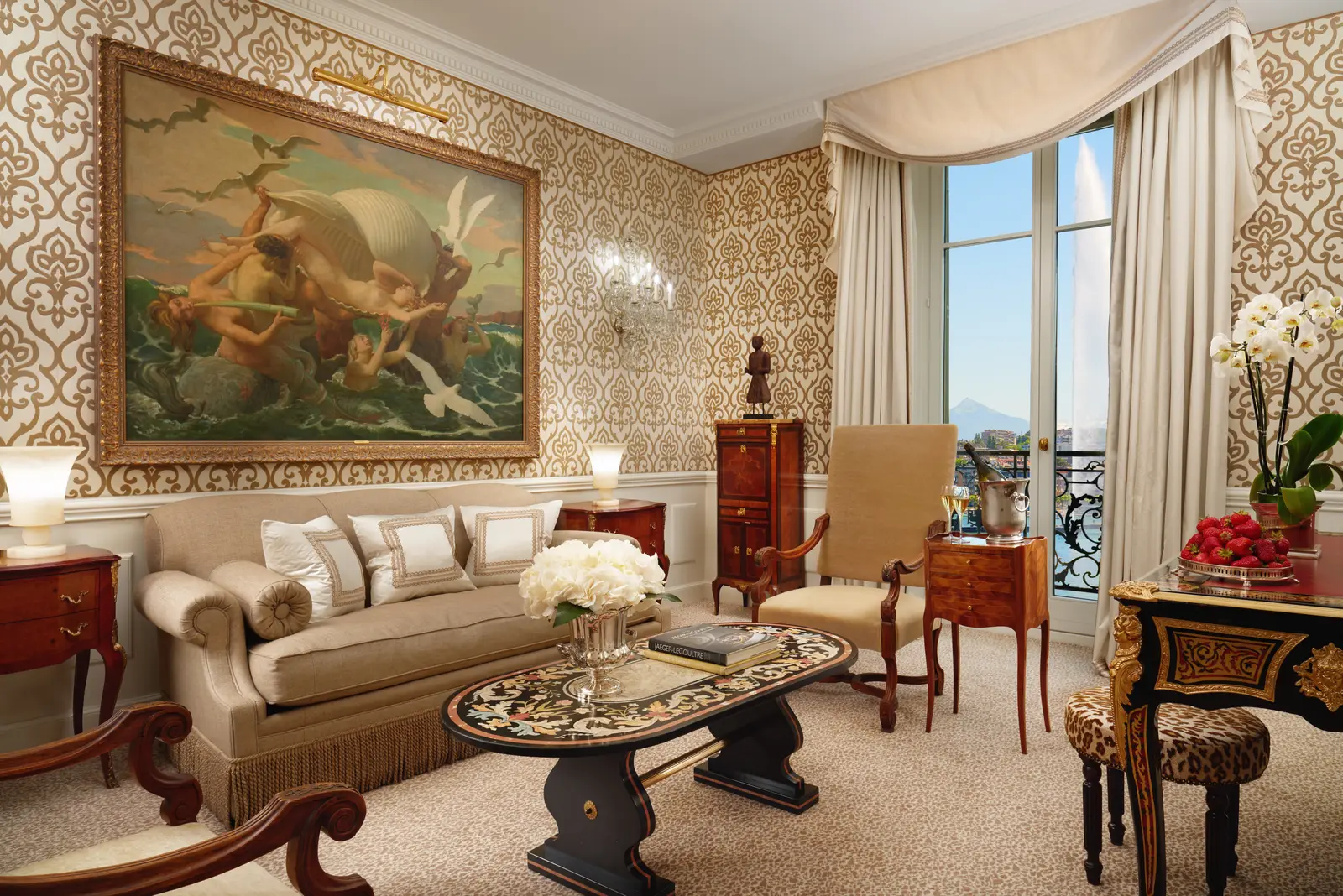The Bellevue Suite living room, with the balcony on the lake