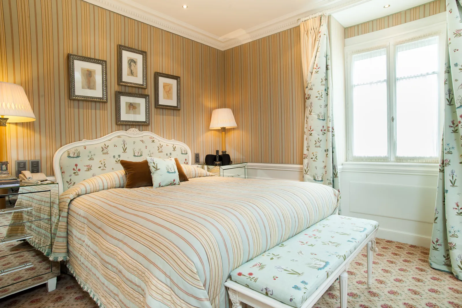 A courtyard Junior Suite bedroom