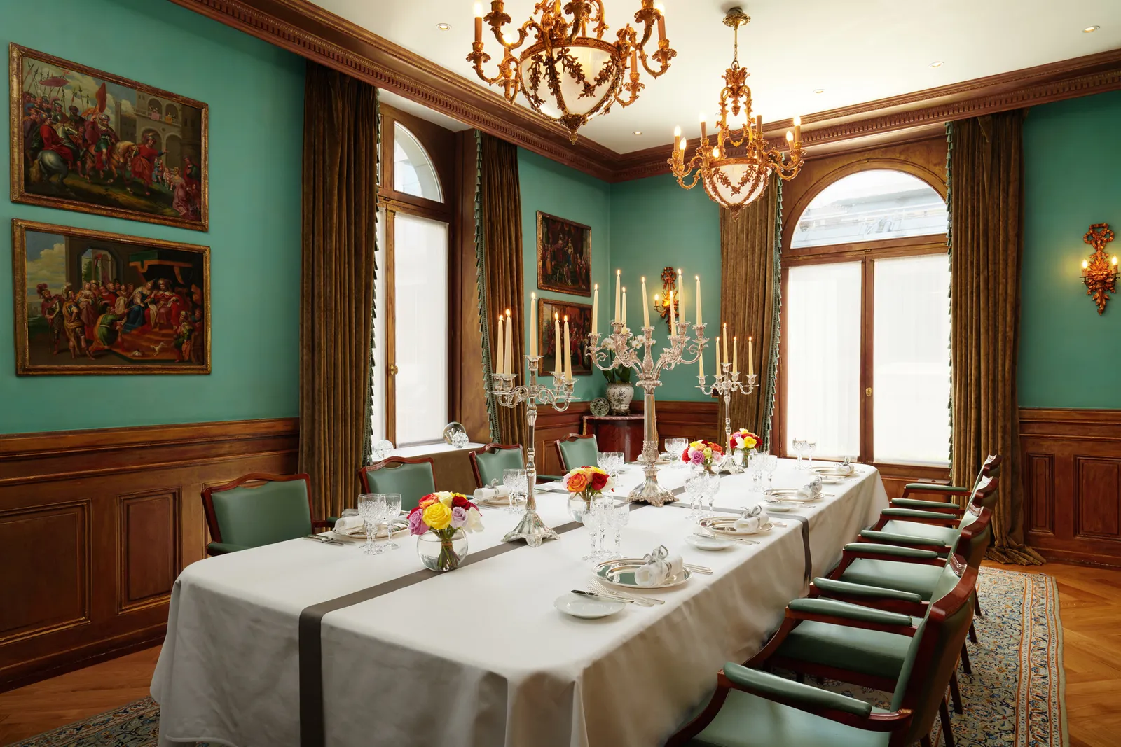 Salon Louise set for dinner