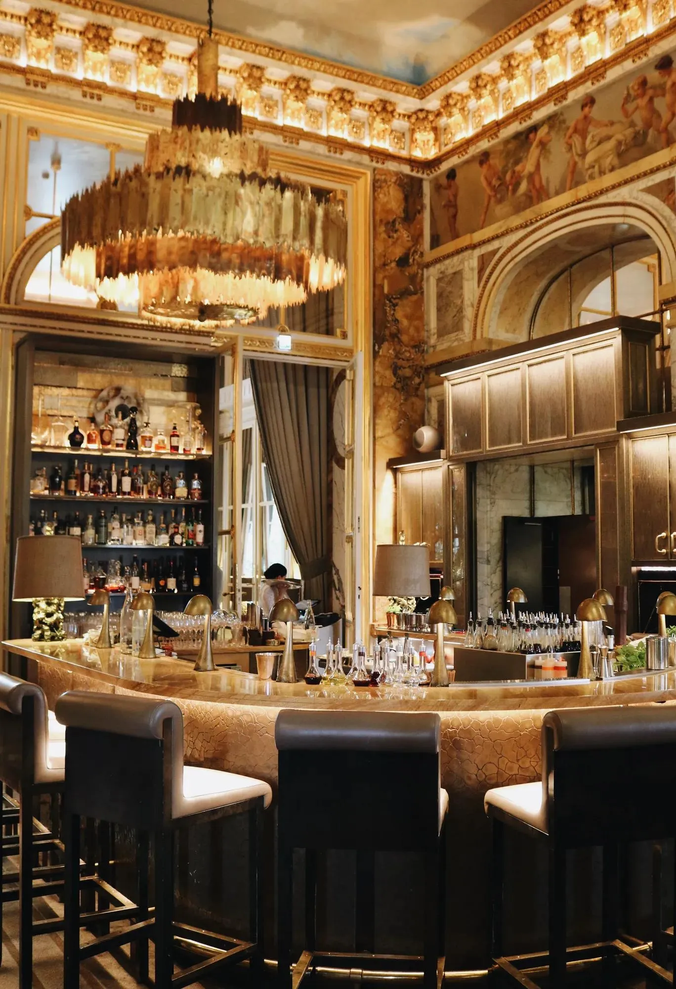Bar Les Ambassadeurs with marble, mirrors and gilded decoration