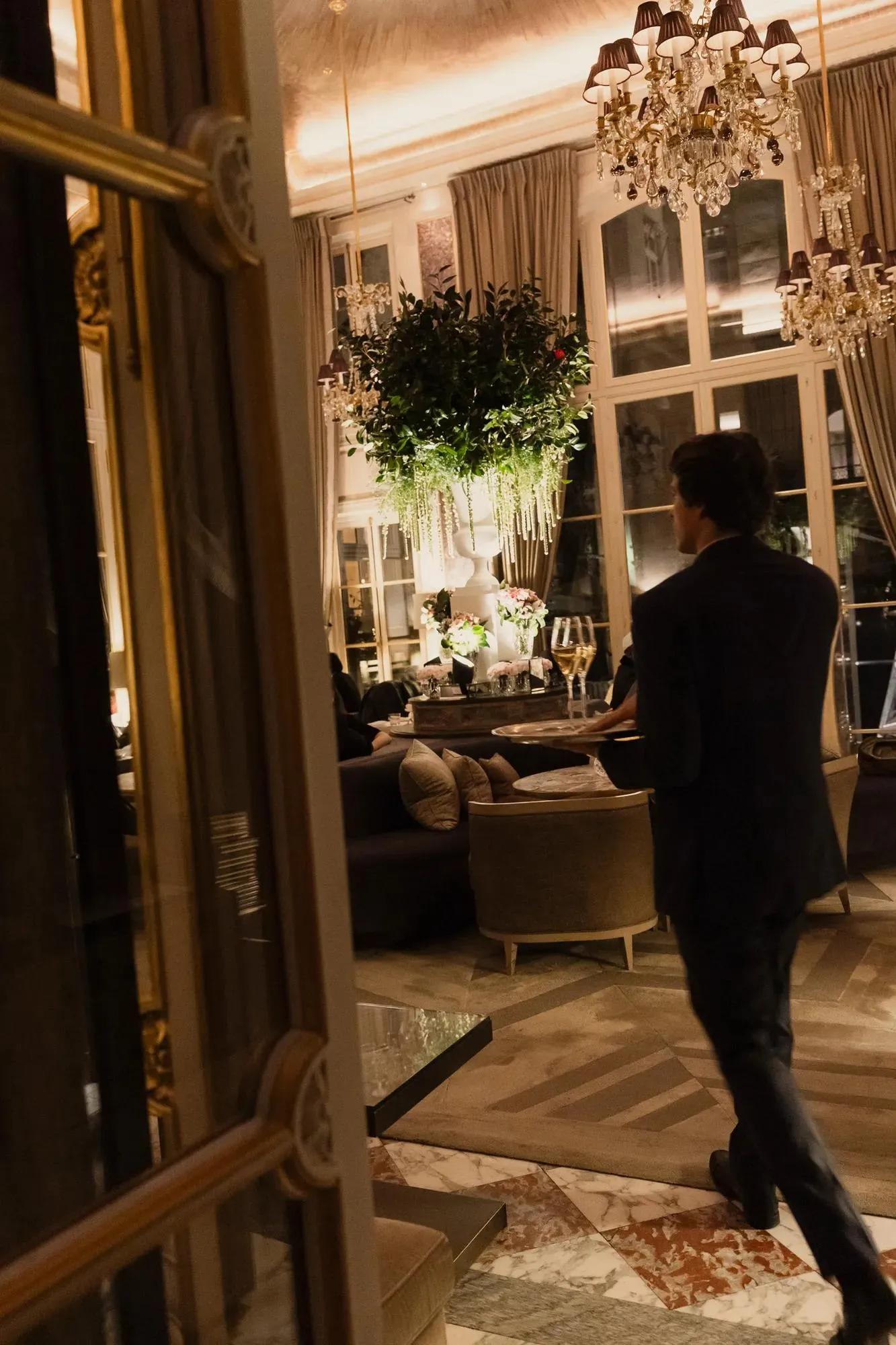 A waiter among the Jardin d’Hiver tables