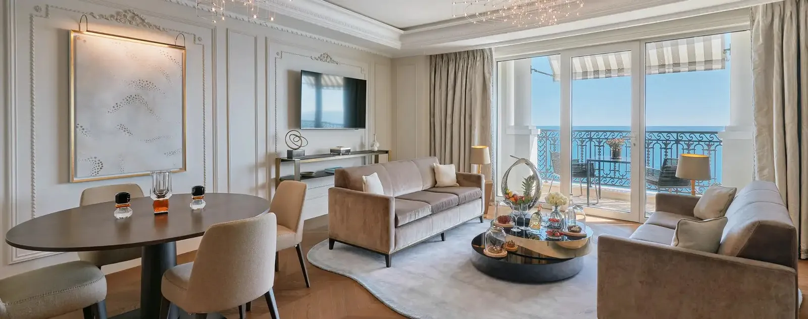 The living room in the Diamond Suite with sea view
