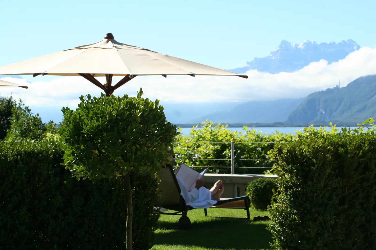 La terrazza della spa verso il lago