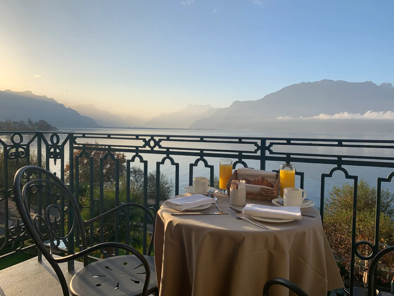 La colazione su un balcone davanti al lago