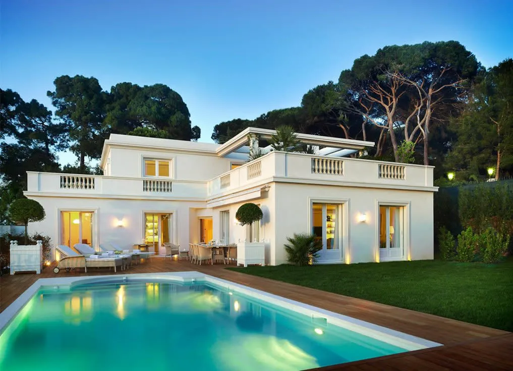 Il giardino e la piscina della villa