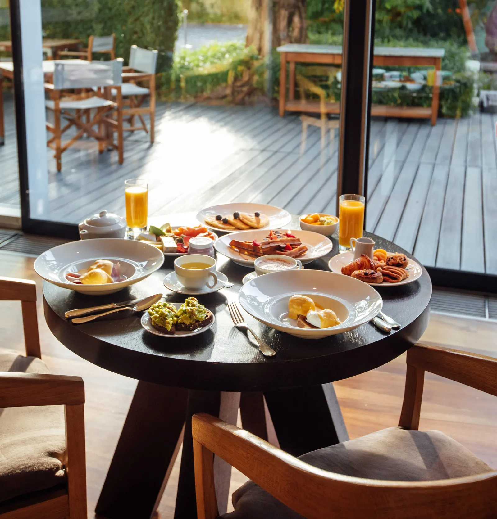 Un tavolo apparecchiato per la colazione al Woods