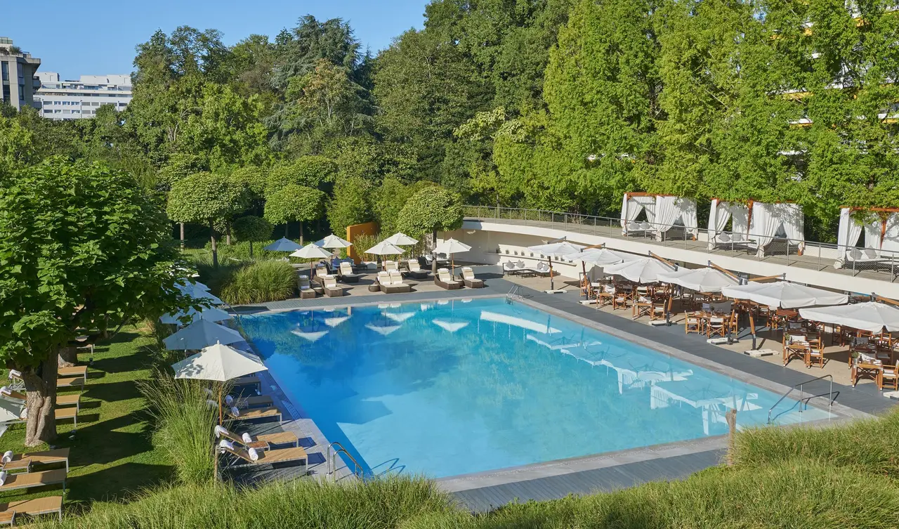 La piscina esterna estiva dell’InterContinental Genève