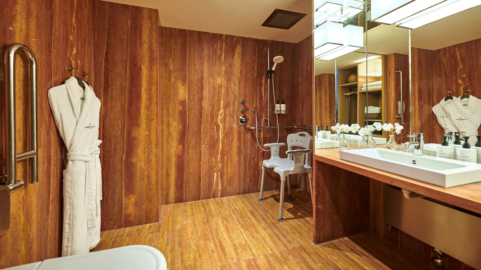 Il bagno della categoria accessibile, con doccia a filo pavimento