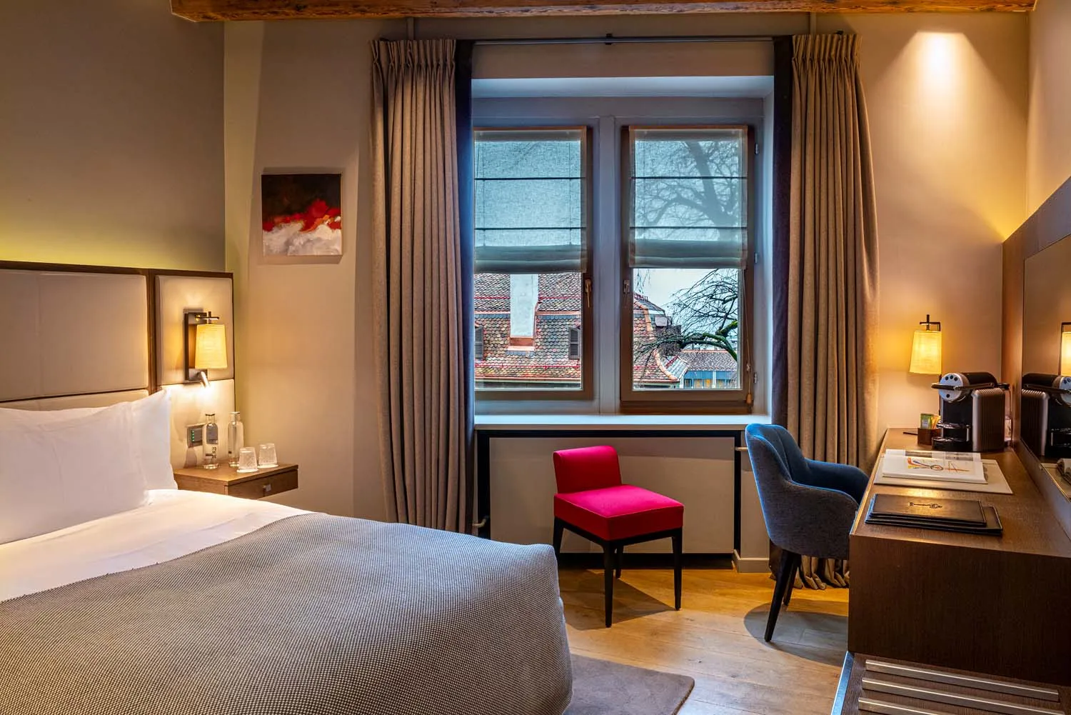 A Superior room with its 140 cm bed