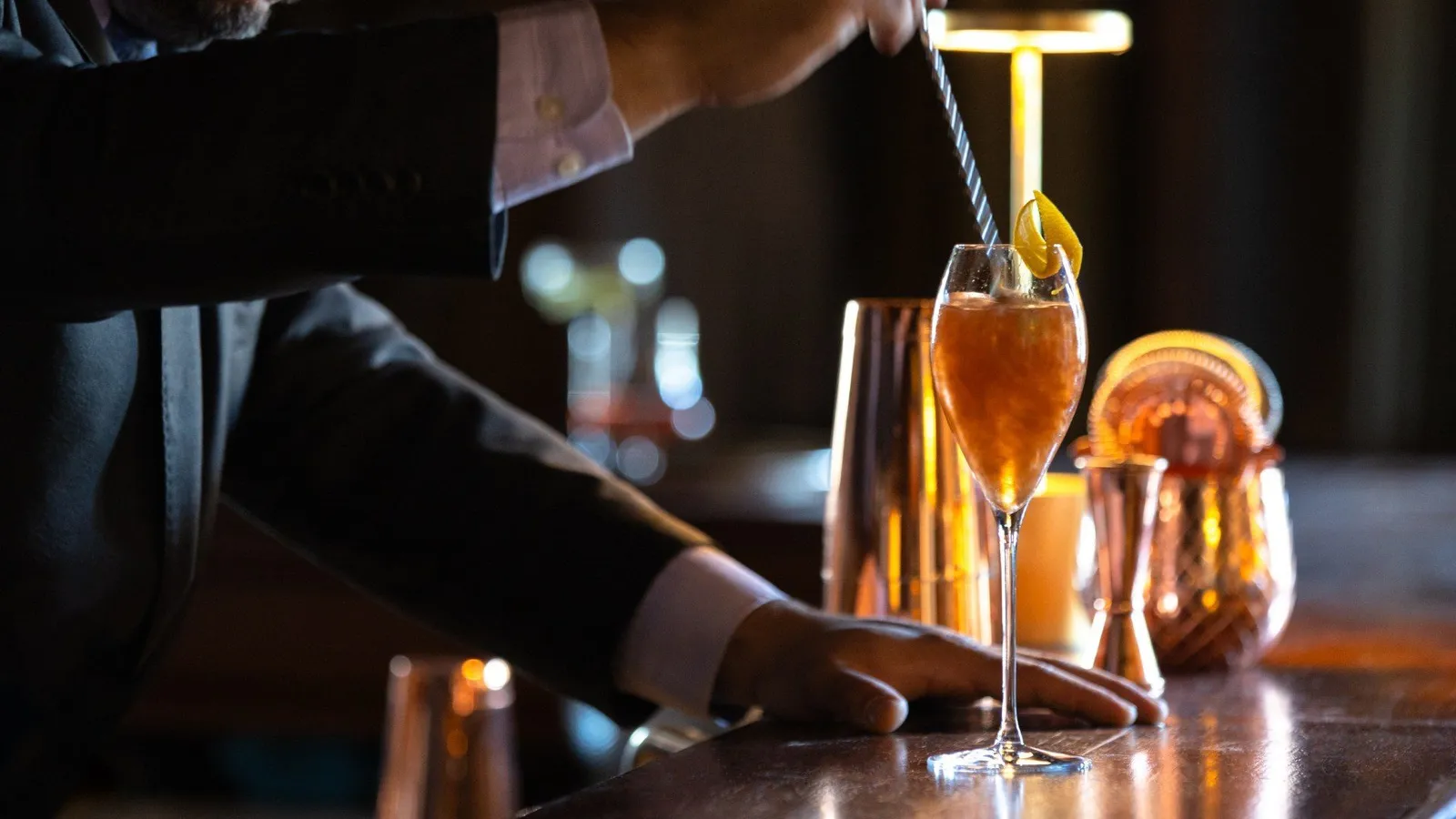 Preparazione di cocktail al bar Le 1913