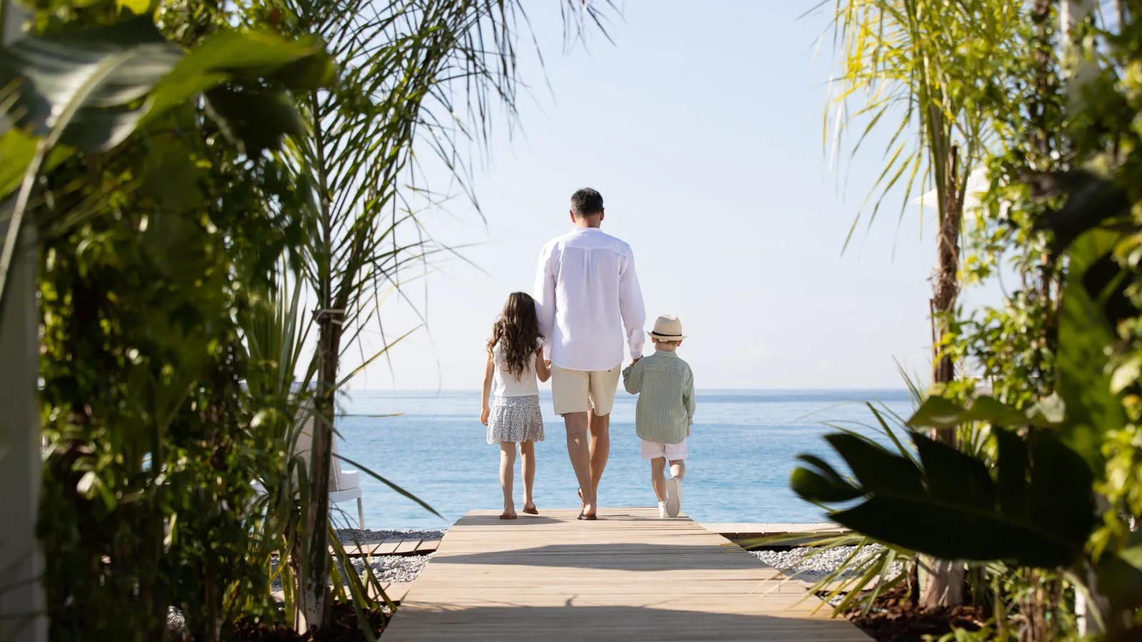 Accesso alla spiaggia N La Plage con una famiglia davanti al mare