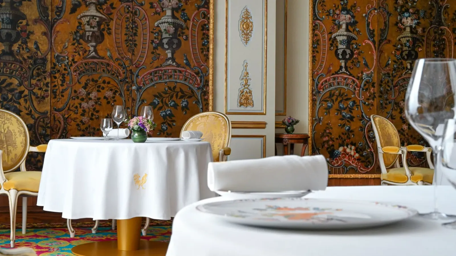 Un tavolo e gli arazzi nella sala di Le Chantecler