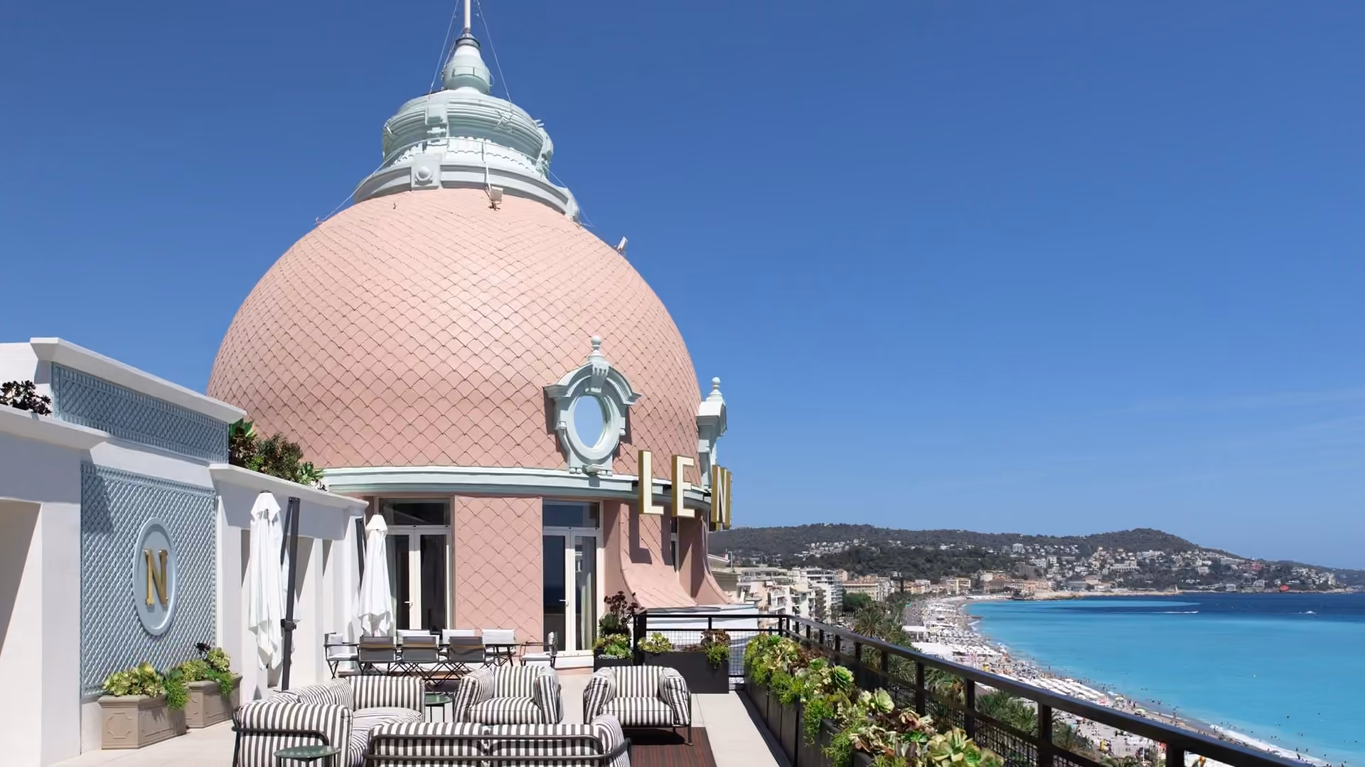 La cupola rosa del Negresco dalla terrazza della Penthouse Jeanne & Paul