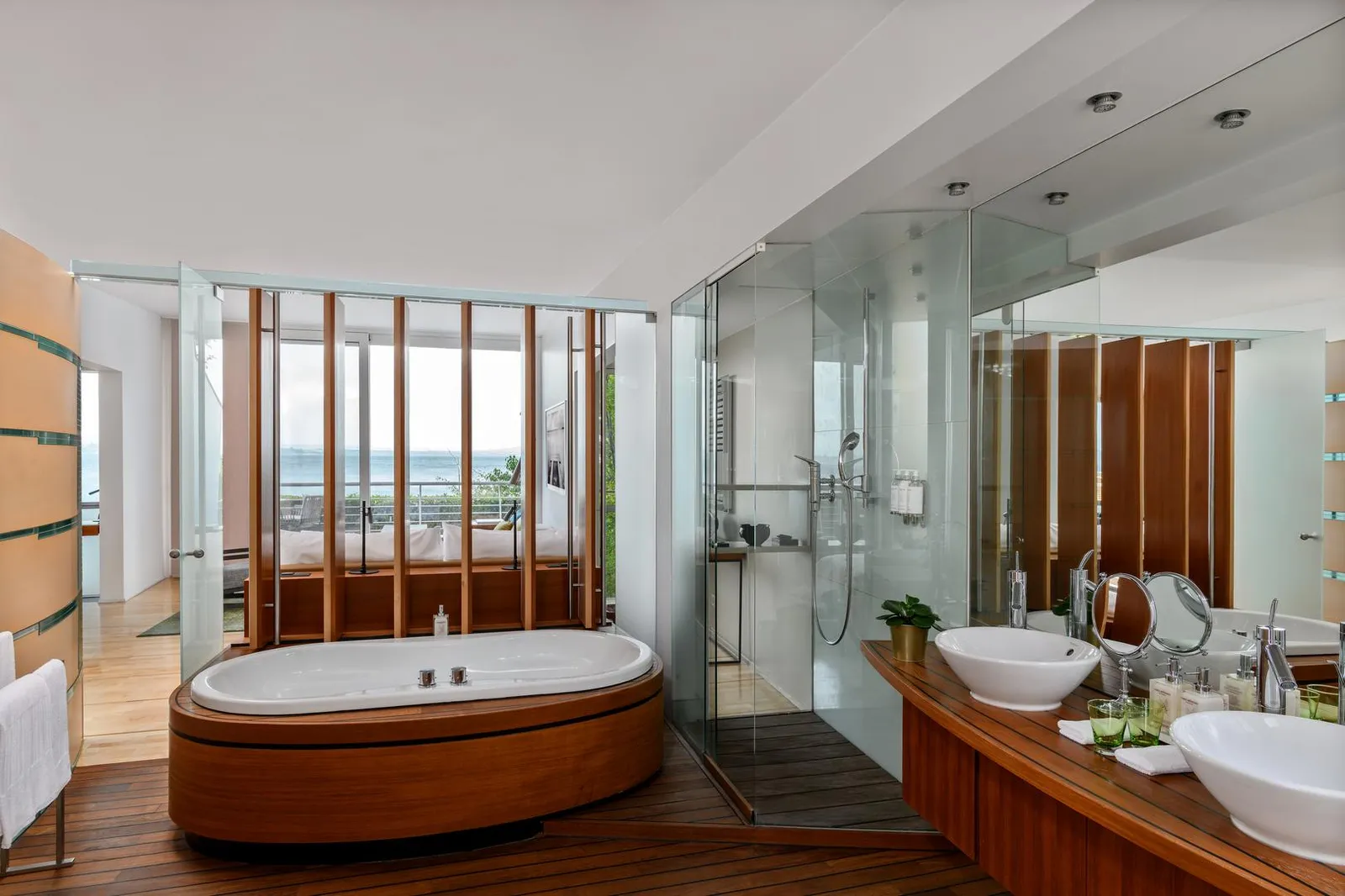The bathtub in front of the slatted movable walls